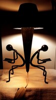 Retro design vas asztali lámpa, kovácsoltvas jellegű, 2 olvasó figura, új búrával