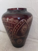 Bordó csiszolt kristály váza 13 cm