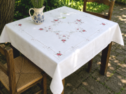 Vintage kézzel hímzett terítő 80×80 cm – áttört hímzéssel, rózsás motívumokkal