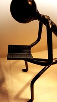 Retro design vas asztali lámpa, kovácsoltvas jellegű, 2 olvasó figura, új búrával