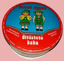 1980's RETRO LEMEZ FÉM LITOGRAFÁLT KÖRDOBOZ -ÖLTÖZTETŐ BABA - VARRÓSDOBOZ HIBÁTLAN 20 X 8 cm