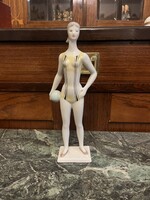 Art Deco Holloházi labdát tartó nő
