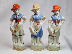 Csillogó mázas festésű kalapos nő porcelán figurák szép állapotban együtt eladók 17 cm. magasak