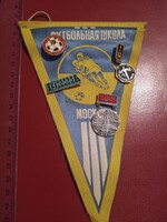 Moszkvai focis sportzászló korabeli kitűzőkkel