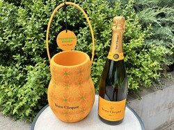 CHAMPAGNE CLUB - Veuve Clicquot x Yinka Ilori hordozható pezsgőhűtő egy palack pezsgővel