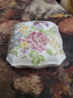 Zyolnay virágmintás porcelán bonbonier és egy Zsolnay szecessziós Arató lányok