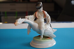 Herendi Lúdas Matyi porcelán figura (5075) – lúdon ülő fiú – kézzel festett – hibátlan