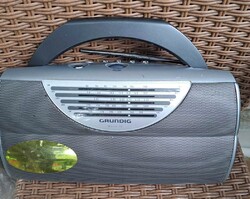 GRUNDIG Világvevő Rádió FM/SW1/SW2/MW/LW Sávokkal működik.