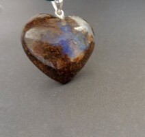 Opál Boulder szív medál