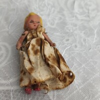 Antik miniatűr öltöztetős baba: békebeli drótozott végtagú terrakotta kerámia baba ruhában