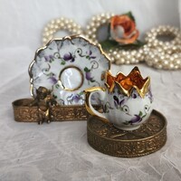 Retro lüszterarany portugál porcelán mokkáscsésze: ibolyamintás gyűjtői miniatűr aljjal
