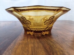 Retro borostyán üveg talpas tál – Domború virágmintás kínáló (19,5 cm)
