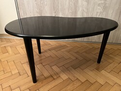Csepp vagy vese alakú modern kisasztal, dohányzóasztal
