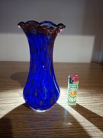 Üveg kék, anyagában színezett fodros szájú váza. 19,5 cm. Hibátlan