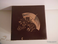DOBOZ - FESTETT FA - ALKUKÉPES + PÁR APRÓSÁG -15 x 15 x 8,6 cm - RÉGI - OSZTRÁK