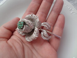 Vintage bizsu rózsa virág bross kitűző smaragdzöld színű cirkónia kövekkel dobozában JOYAS GRALO