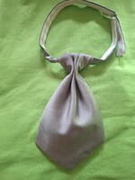 Retró ezüst szürke férfi nyakkendő, kapcsos,  20 cm hosszú. Hibátlan, szép állapotban!