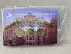 Pénzmúzeum Érmeregiszter Ajándék Szett bliszter, 75 éves a Forint PROOF 5 Forint érmékkel