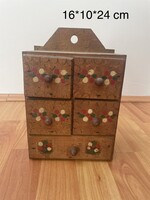 Retro népi kézzel faragott és festett fa fűszertartó szekrényke, fali mini komód - 24 cm