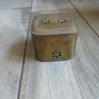 Régi áttört réz doboz (5,6x7,3x7,3 cm)