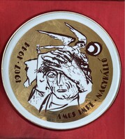 Ámos Imre (1907-1944), Nagykálló - aranyozott Hollóházi porcelán emlékplakett, 1972