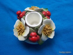 Angol porcelán gyertyatartó virágos-, bogyós díszítéssel