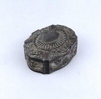 2A581 Régi távol-keleti formavilágú ezüstözött fém bonbonier 10 x 8 x 4.5 cm