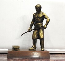 Szocialista Realizmus - Kohász munkás - Bronz öntvény, fa talapzaton. 23 cm