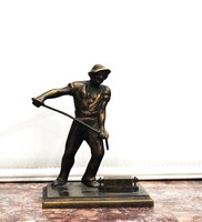 Szocialista Realizmus - Kohász munkás - Bronz öntvény bronz talapzaton. 17 cm
