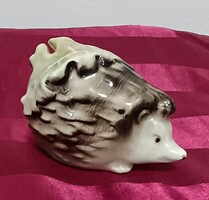 Porcelán süni-sündisznó tölgyfa levéllel a hátán