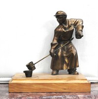 Szocialista Realizmus - Öntő munkás - Bronz öntvény, fa talapzaton. 21 cm