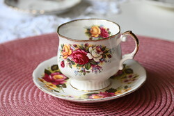 Eladó angol Bone China teáscsésze csészealjjal