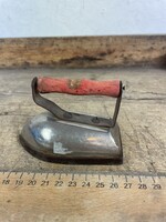 -AX647- Régi fém utazóvasaló piros fa fogantyúval retro túravasaló mini vasaló kemping vasaló antik