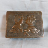 Art Deco stílusú iparművészeti vörösréz kártyadoboz szerelmespár portréval