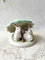Antik, kézzel festett, Drasche porcelán nyuszi család zöld esernyővel figurális szobrocska, nipp