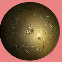 Vintage ezüstözött alpakka púderes kördoboz belül metszett körtükörrel, és púderszivaccsal Ø 7,5 cm