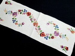 Kalocsai mintával hímzett filc futó 78 x 26 cm