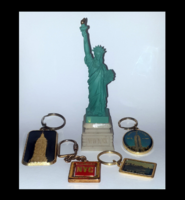 1999-es New York-i szuvenír gyűjtemény – 4 kulcstartó és Szabadság-szobor makett egyben