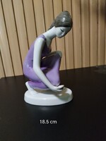 Gyönyörű Hollóházi Porcelán Figura - Lila ruhás Vízmerítő nő (19 cm)