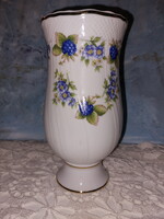 Hollóházi porcelán szeder mintás váza, 18cm magas, kis lepattanással