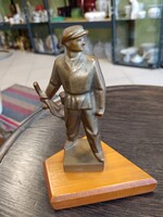 ​Szocreál Munkásőr / Katona kisplasztika fatalpon – Patinás bronz szobor (17 cm)