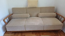 Jó állapotú retro ülőgarnitúra (Kinyitható kanapé + 2 db fa karfás fotel)