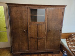 Nagyméretű vintage fa gardróbszekrény több rekesszel