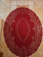 Piros csipke hatású nagy méretű terítő – ovális, mintás (175×135 cm)
