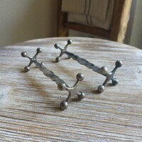 Patinás régi ezüstözött késbak pár I. (10,5x3x3 cm)