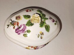 Porcelán fedeles bonbonier szines virágokkal, rózsa fogóval