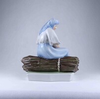 2A504 Nagyméretű Zsolnay Sinkó porcelán szobor - Rőzsén ülő asszony 26.6 cm