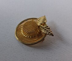 Aranyozott kalap alakú bross kitűző biztonságos kapcsolóval