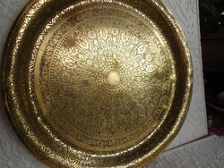 Sárgaréz tálca  , az arab világból  , szép kézi munka , finoman elkészített mintákkal ,38,5 cm