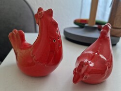 Retro, hibátlan piros kerámia kakas és tyúk só-borsszóró pár (~1970-es évek), mérete 10x9x5cm